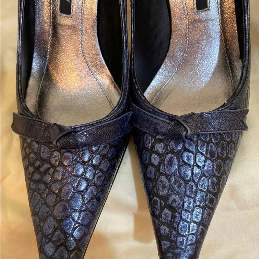 NWOB Laundry by Shelli Segal crocodile bow pumps. - Picture 3 of 5